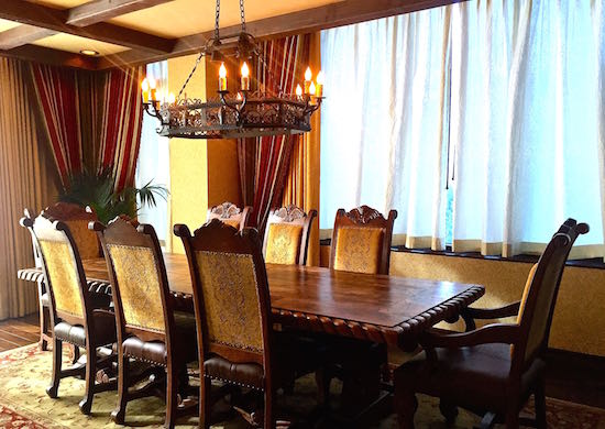 Disneyland Hotel Pirates of the Caribbean Suite dining room image