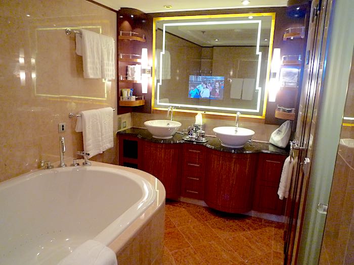 Disney Fantasy One-bedroom Suite bath image