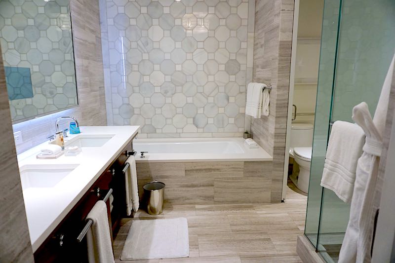 Four Seasons Orlando Grand Suite guest room bath image