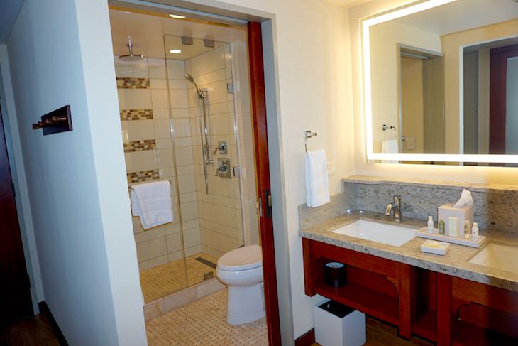 Disney Grand Californian Hotel guest room bath image