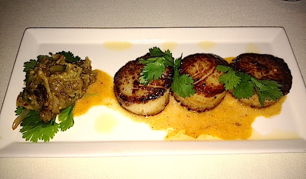 The Dining Room at Wolfgang Puck's Grand Cafe Downtown Disney scallop entree image