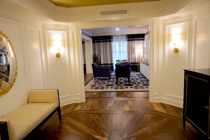 Disney's Yacht Club Captain's Deck Suite entry foyer image